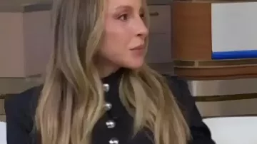 Chaqueta de raya diplomática de Gabrielle Bernstein de Good Morning America 2026, como se ve en Good Morning America