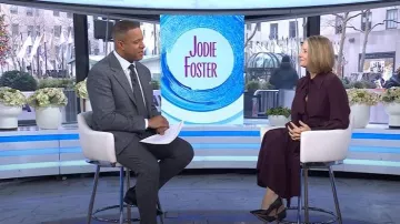 Robe Midi à ceinture crêpe boutonnée de Chloe portée par Jodie Foster, vue dans Today le 6 janvier 2026
