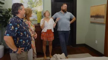 Skort Natural Life Daisy llevado por Erin Napier tal como se ve en Home Town (S10E01)