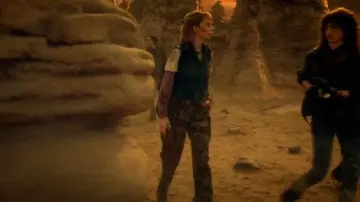 Pantalones de combate DPM de la era de la Guerra Fría del Ejército de los Países Bajos usados por Robin Buckley (Maya Hawke) como se ve en Stranger Things (S05E08)