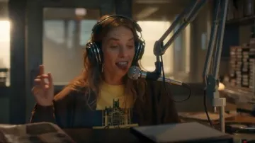 T-shirt Redbubble Smiths College porté par Robin Buckley (Maya Hawke) tel que vu dans Stranger Things (S05E08)