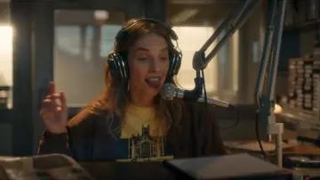 Camiseta de Redbubble Smiths College llevada por Robin Buckley (Maya Hawke) vista en Stranger Things (S05E08)