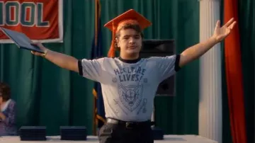 T-shirt Pull & Bear x Strangers Things Hell Fire Lives Here porté par Dustin Henderson (Gaten Matarazzo) tel qu’on le voit dans Stranger Things (S05E08)