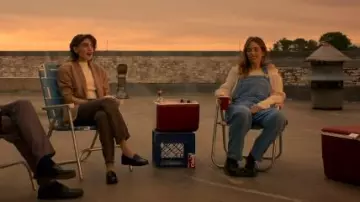 Dr Martens 1461 Oxford llevado por Robin Buckley (Maya Hawke) tal como se ve en Stranger Things (S05E08)