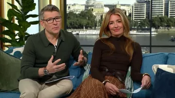 Jupe longue fluide de Massimo Dutti avec détails à carreaux portée par Cat Deeley, vue dans This Morning en janvier 2026