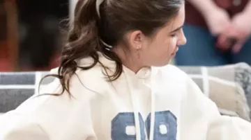 Changer de vitesse S02 Barrett Margolis 98 Sweat à capuche (Barrett Margolis) en train de changer de vitesse