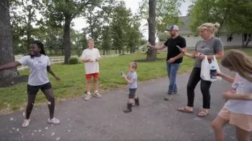 Birkenstock Arizona Soft Slide Sandal worn by Jenny Marrs as seen in Fixer to Fabulous (S07E06)