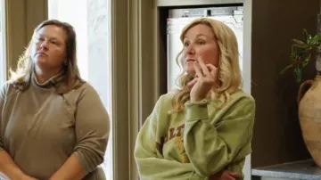 Sweat-shirt graphique pour chien d’Anthropologie porté par Jenny Marrs tel que vu dans Fixer to Fabulous (S07E06)