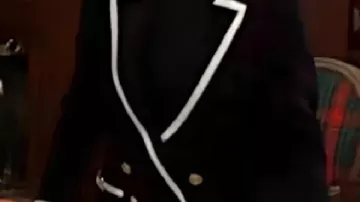 Blazer negro que lleva (Nikki Newman) en El joven y los inquietos