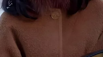 Abrigo que lleva Brooke Elliott en El caballero antes de Navidad (Vanessa Hudgens) Abrigo de Brooke