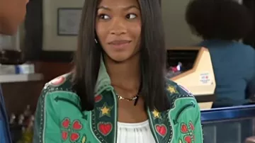 Más allá de The Gates 2026 Camryn Jade Green Heart Jacket visto en Más allá de las puertas