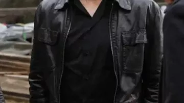 Chaqueta de cuero negra que lleva Ian Somerhalder en Liz se da cuenta de que Damon y Stefan son vampiros #thevampirediaries #damonsalvatore #stefansalvatore