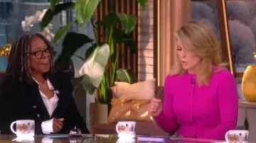 Cárdigan Toccin Zoe Crop usado por Sara Haines tal como se ve en The View el 8 de enero de 2026