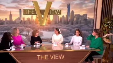 Cárdigan de Cabeza de Leona en las Nubes llevado por Camilla Luddington como se ve en The View el 8 de enero de 2026