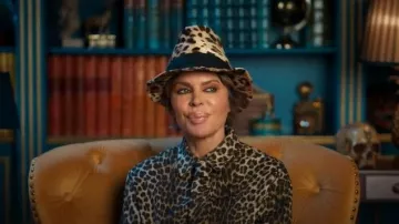 Sombrero Fedora de mezcla de algodón con estampado leopardo de Dolce & Gabbana que lleva Lisa Rinna como se ve en The Traitors (S04E01)