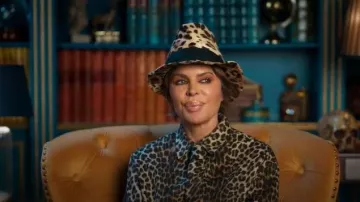 Pantalones de perforación con estampado de leopardo de Dolce & Gabbana usados por Lisa Rinna como se ve en The Traitors (S04E01)