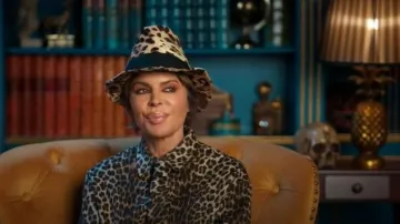 Camisa de estampado de Lui Leopard que lleva Lisa Rinna como se ve en Los traidores (S04E01)