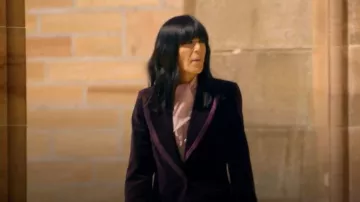 Blazer de terciopelo Reiss Elia de un solo pecho usado por la presentadora (Claudia Winkleman) como se ve en Los traidores (temporada 4, episodio 1)