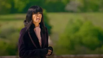 LK Bennett Hall Blusa rosa de crepe con cuello de corbata llevada por la presentadora de Self (Claudia Winkleman) como se ve en The Traitors (S04E01)