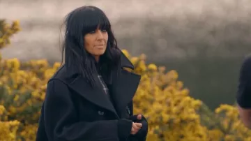 Calentadores de muñeca de caxemira Brora usados por Claudia Winkleman como se ve en The Traitors (S04E01)