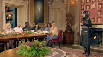 Las botas marrones de varilla ancha que lleva Claudia Winkleman como se ve en The Traitors (S04E02)