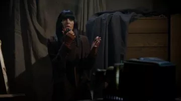 Abrigo de lana merino Brora usado por Claudia Winkleman como se ve en Los traidores (temporada 4, episodio 3)