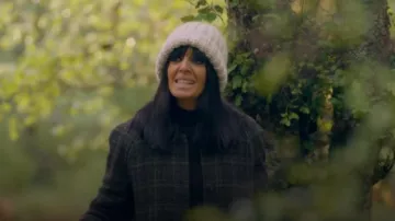 Abrigo de tweed a cuadros de Brora Harris usado por Claudia Winkleman como se ve en Los traidores (temporada 4, episodio 4)