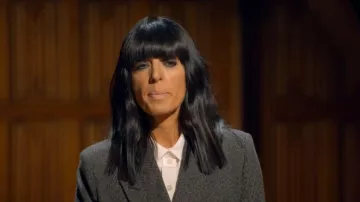 Essential Blazer de espina de pescado negra de Amberes llevada por la presentadora propia (Claudia Winkleman) como se ve en The Traitors (S04E04)