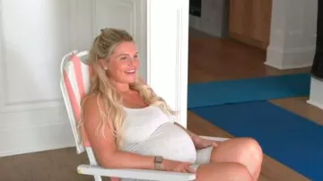 Silla Sunflow The Shore Thing usada por Madison LeCroy como se ve en Southern Charm (T11E06)