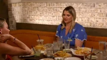 Robe Anthropologie Somerset Maxi en édition brodée bleue portée par Davis Renée telle que vue dans Southern Charm (S11E06)