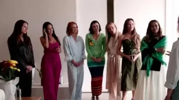 Pyjama à poignets à plumes pour soirée de sleeper porté par Whitney Rose tel que vu dans The Real Housewives of Salt Lake City (S06E16)