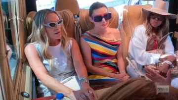 Vestido de seda y encaje Chantilly con estampado Stella McCartney Dove usado por Heather Gay como se ve en The Real Housewives of Salt Lake City (S06E16)
