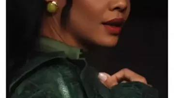 His & Hers S01 Tessa Thompson Serpent Trenchcoat porté par Anna Andrews (Tessa Thompson) dans HIS & HERS