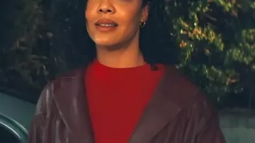 Veston en cuir ceinture Tessa Thompson 2026 His & Hers porté par Anna Andrews (Tessa Thompson) dans HIS & HERS (S01)