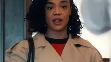 Manteau beige Tessa Thompson 2026 His & Hers porté par Anna Andrews (Tessa Thompson) tel que vu dans HIS & HERS (S01E06)