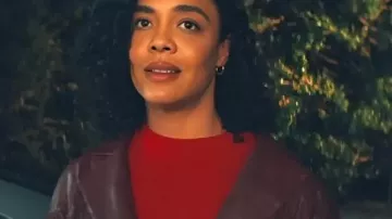 His & Hers S01 Tessa Thompson Bluzer en cuir bourgogne porté par Anna Andrews (Tessa Thompson) tel que vu dans HIS & HERS (S01E05)