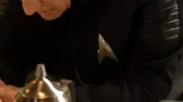 Veste noire portée par Jean-Luc Picard dans Star Trek : Picard Saison 3 | Bande-annonce officielle | Prime Video