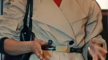 Trench-coat porté par Anna Andrews (Tessa Thompson) dans HIS & HERS