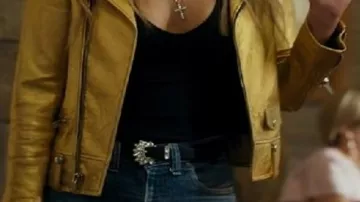 Veste en cuir dorée portée par Angela Norris (Ali Larter) dans Landman