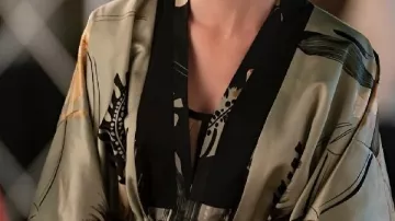 Veste kimono imprimée portée par (Em Cooper) à Emily à Paris