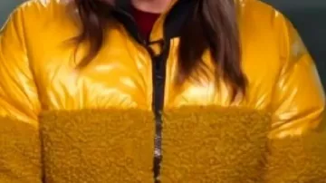 Chaqueta acolchada amarilla usada por Self - Meteoróloga Jefa de ABC News (Ginger Zee) en Good Morning America: Edición de fin de semana