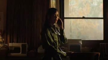 Chemisier à manches longues de Vince Bias porté par Anna Andrews (Tessa Thompson) tel que vu dans HIS & HERS (S01E02)