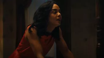 Haut sans manches rouge Anvers essentiel porté par Anna Andrews (Tessa Thompson) tel que vu dans HIS & HERS (S01E03)
