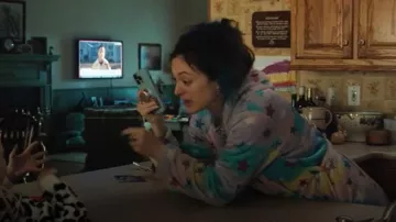 Col châle en polaire Plush Robes longues chaudes portées par Zoe (Marin Ireland) telles que vues dans HIS & HERS (S01E04)