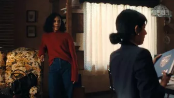Jeans ajustés Darkpark Lu Straight Leg Effect Pleat portés par Anna Andrews (Tessa Thompson) comme on le voit dans HIS & HERS (S01E05)