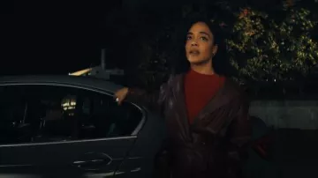 Blazer ceinture en faux cuir de Zara bordeaux porté par Anna Andrews (Tessa Thompson) tel que vu dans HIS & HERS (S01E05)