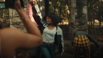 Haut gilet à col ronde Monki Pointelle avec bordure en dentelle porté par (Tiffany Ho) comme on le voit dans HIS & HERS (S01E05)