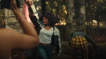 Chaqueta BlankNYC Light Speed llevada por la adolescente Helen Wang (Tiffany Ho) como se ve en HIS & HERS (S01E05)