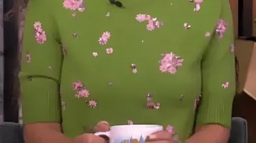Pull fleuri en grappe porté par Sunny Hostin dans Joy Behar met fin à une dispute tendue entre Ana Navarro et Sunny Hostin dans « The View » #shorts