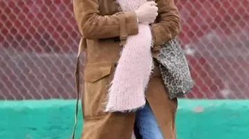 Manteau long marron porté par Daisy Edgar-Jones en #RobertPattinson et #DaisyEdgarJones aperçu pour la première fois sur le plateau du film #HereComesTheFlood